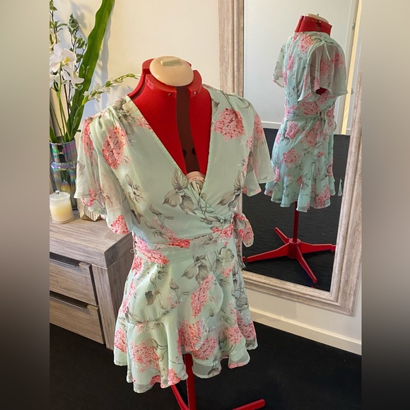 Size 12 - SAINTS + SECRETS Minty floral floaty mini dress - Picture 6 of 15